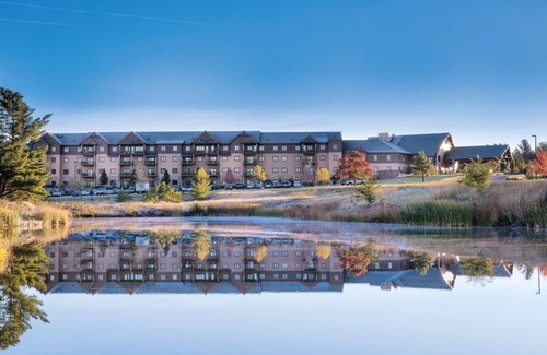 Lake Delton Condo | Wyndham Glacier Canyon Resort and Waterpark