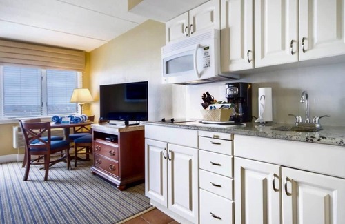 Williamsburg Condo | Wyndham Inn on Long Wharf |1BR/1BA King Bed Suite