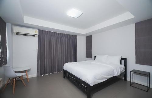 Wang Burapha Phirom Apartment | X Mitr Inn Mrt Samyot Station - The Grand Palace