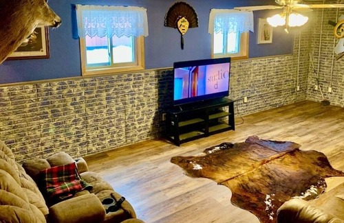 Lansing Cabin | XL Cabin with Pool & Hot Tub Jacuzzi