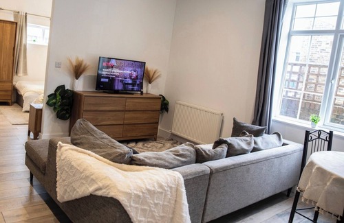 Maidstone Apartment | XL Modern Studio Flat In Kent