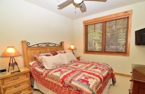 Woodwinds House | XXL Luxury Townhome with Private Jacuzzi and Views