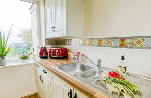 Cylch-Y-Garn Cottage | Y Beudy - a sea view that sleeps 2 guests in 1 bedroom