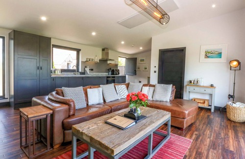 Moelfre Cottage | Y CWT, family friendly, with a garden in Moelfre