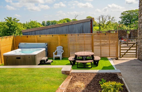 Kidwelly House | Y Felin is ideally situated to explore Carmarthenshire's beaches and castles.