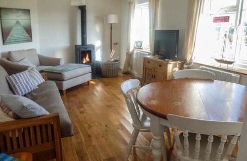 Holyhead House | Y Lleiaf