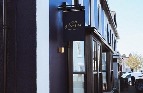 Aberaeron Hotel | Y Seler