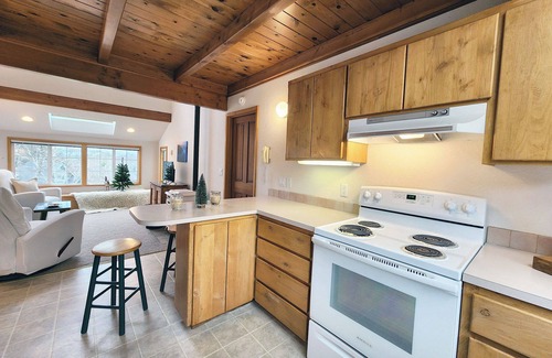 Yachats House | Yachats Lovely 2br Home, Dog Friendly, Walk to Town!