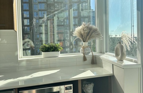 Downtown Vancouver Condo | Yaletown 2BR & 2BA Condo with Patio Bar & Parking