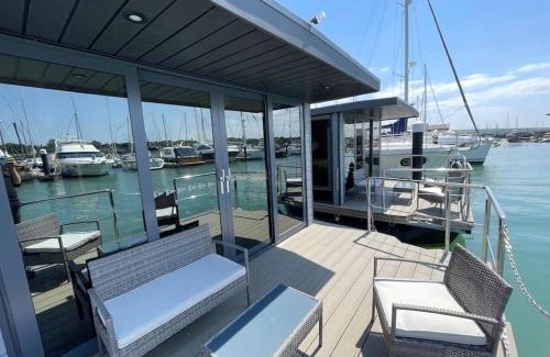 Yarmouth Apartment | Yarmouth Waterlodge Floating Apartments 2