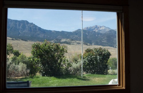 Gardiner Apartment | YEAR ROUND, a Cozy Studio for 2, Overlooking the Historic Yellowstone Arch