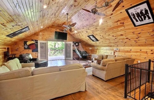 Counce House | Yellow Box at Pickwick 3 bedroom, bonus game room