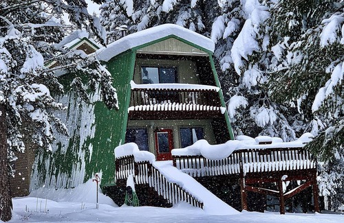 Island Park Cabin | YELLOWSTONE #1 CABIN-King sized bed & private bathroom! Dog friendly! HOT TUB!