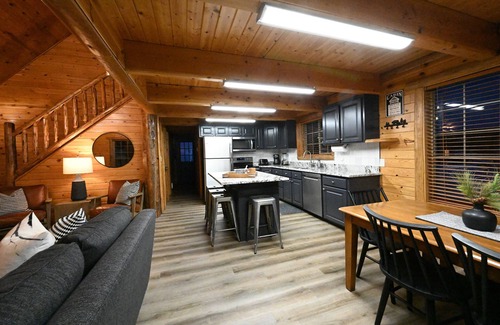 Island Park Cabin | Yellowstone Cabin Retreat –Sleeps 10, Near Yellowstone, ATV & Snowmobile Trails