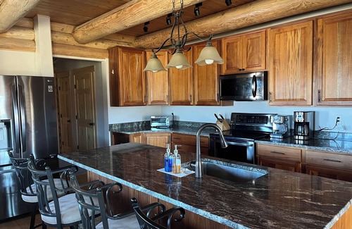 Bouvet Island House | Yellowstone Getaway – Luxury Log Cabin Near Madison River & Big Sky