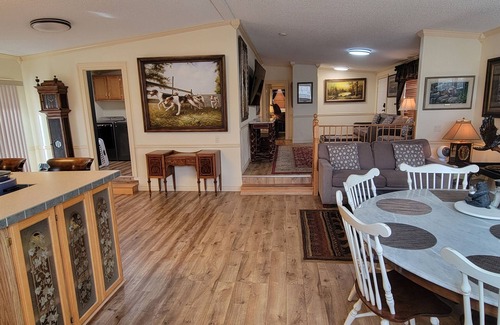 Gardiner House | Yellowstone Riverside 3 Bedrooms 2.5 Bathroom Home with Panoramic Park Views