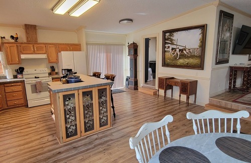Gardiner House | Yellowstone Riverside 3 Bedrooms 2.5 Bathroom Home with Panoramic Park Views