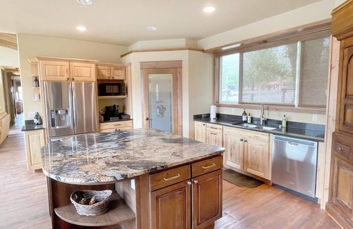 Gardiner House | Yellowstone Riverview Cabin - 4BRs w/Stunning Mountain Views!
