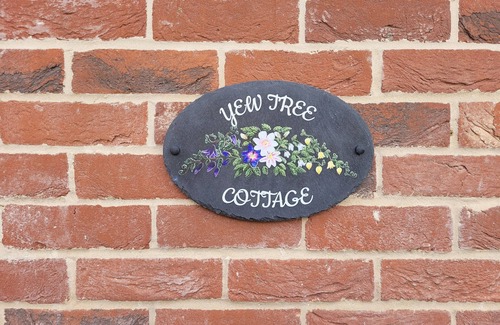 Hintlesham Cottage | Yew Tree Cottage- A Beautiful pet Friendly 3 Bedroom Cottage in the Countryside