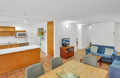 Rainbow Beach Apartment | Yiningie Apartment- Baden 9 - Rainbow Shores. Swimming pool, walk to beach, air conditioned