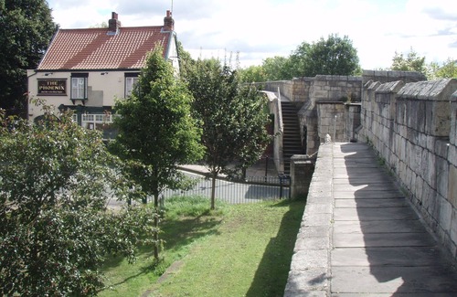 York Apartment | York Riverside Apartment, just 5 min walk to City Centre has car park & wi-fi