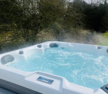 Allerthorpe Cabin | Yorkshire Lodge with Hot Tub