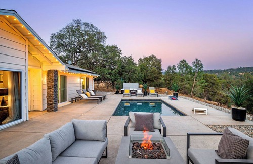 Mariposa House | Yosemite Serenity: Hilltop pool, hot tub and firepit!