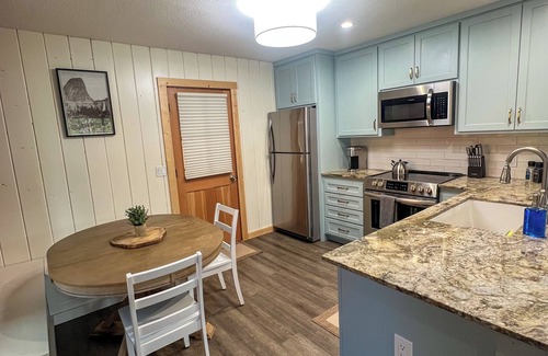 Oakhurst House | Yosemite Sky Getaway - Newly Remodeled, 2 King Beds, EV Charger, RV/Boat Parking
