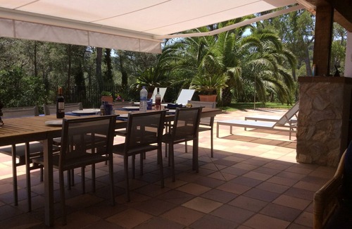 Tamariu Villa | You cook, eat and relax around the pool with nice sea view.