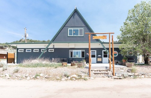 Buena Vista Cabin | You don’t have to be a nature aficionado to enjoy glamping! Make memories in the great outdoors. Sleeps 2 in queen bed. Site includes a picnic table and outdoor fire pit.