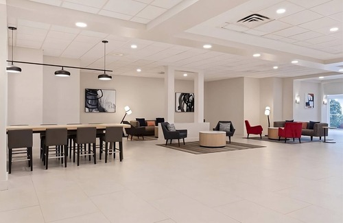 Florida Center Hotel | You found it! Close to it All! Onsite Pool, Near Universal Studios