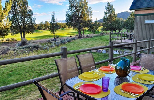 Redmond House | You've found it! Bright, pet free, on golf course, Fast WiFi, EV charger