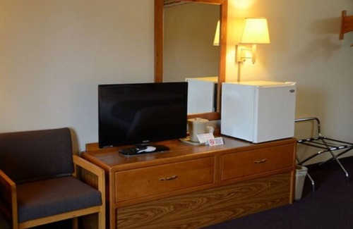 Thorp House | You’ll Have Everything You Need For A Comfortable Stay! Free Parking & Breakfast