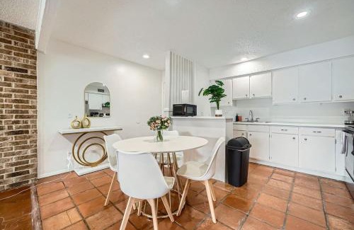 Bouldin Apartment | Your 2B Getaway - Steps 2 Dtwn - Sleeps 6 - Pool and Prkg