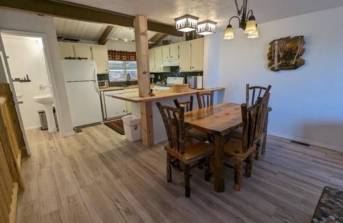 Big Bear Lake House | Your All-Season Chalet Basecamp – A/C + Unmatched Location!