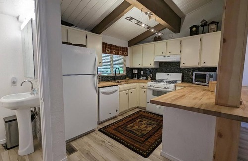 Big Bear Lake House | Your All-Season Chalet Basecamp – A/C + Unmatched Location!