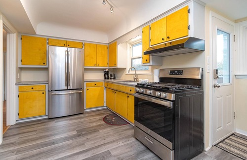 Oak Bay House | Your choice of 2 or 3 bedroom configuration