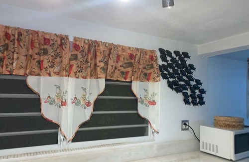 The Valley House | Your Dream Home Awaits: 3-Bedroom Retreat, Close to Everything