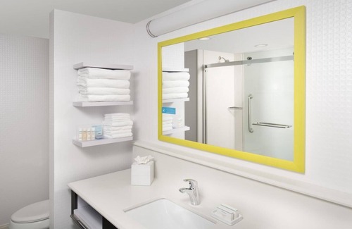 Seybold Hotel | Your Gateway to Miami's Heartbeat! 2 Relaxing Units, Free Breakfast, Pool!