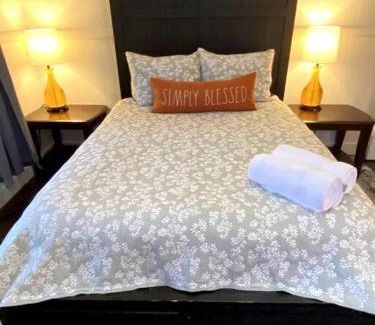Hilo House | YOUR HILO HOMEBASE - Lovely 3 Bedroom in Heart of Hilo with AC!