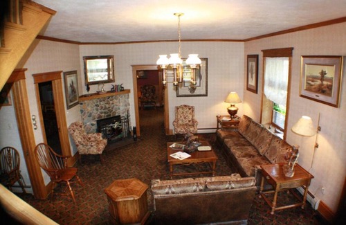 Ucross House | Your Home Away from Home! Onsite Bar, Outdoor Pool, Free Parking and Breakfast!