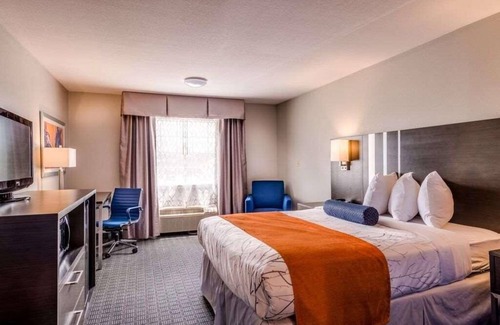 Lexington Resort | Your Home Away From Home! Free Breakfast, Free Parking, Near Applebee s Park