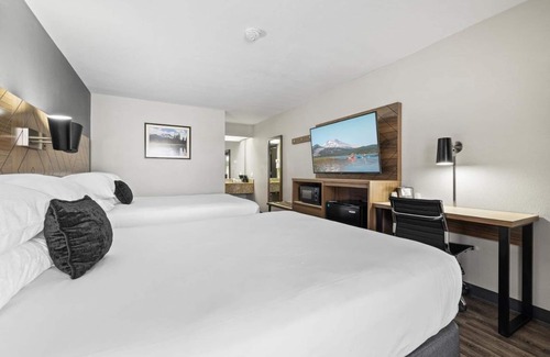 Orchard District Hotel | Your Home Away From Home! 3 Convenient Units! Near Bend Municipal Airport!