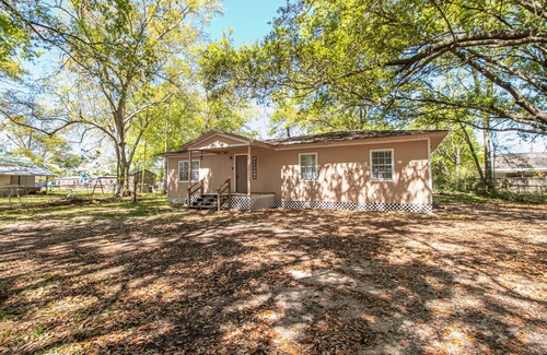 Pascagoula House | Your Home Away From Home! Contractor Special. 28 days or more only.