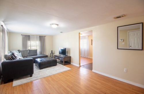 Pascagoula House | Your Home Away From Home! Contractor Special. 28 days or more only.