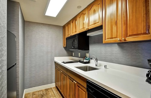 Camelback East Hotel | Your Home in Paradise! Free Breakfast, Full Kitchen, Pool, Pets Allowed!