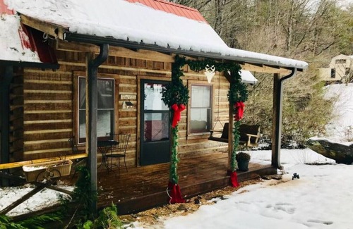 Tiger Cabin | Your Journey’s End! Authentic log cabin, comfortable, modern w/a creek too!