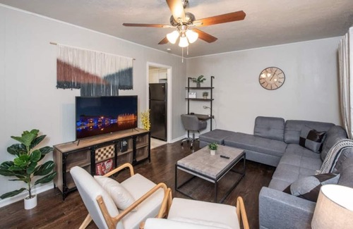 Kansas City House | {Your KC Spot} See Arrowhead from the driveway!