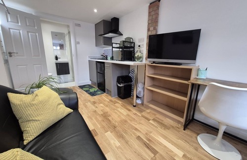 Edmonton Apartment | Your London Escape - Cosy Studio w parking