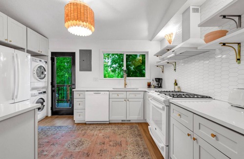 Newlands House | Your own inner Boulder home! Go to Pearl Street and hike!
